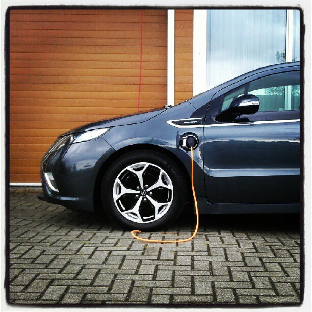 Het kost wat moeite om je auto op te laden zonder dat ze je kabel kunnen meenemen...(het blijft toch Spijkenisse)