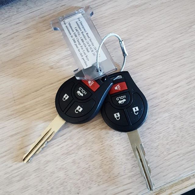 I was to tired yesterday to notice but why give me 2 car keys and than make it so you cannot separate them..?